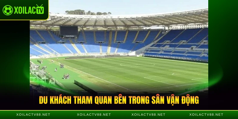 Du khách tham quan bên trong sân vận động Stadio dei Centomila